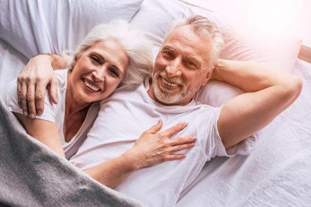 Zvýšená postel a kvalitní matrace zlepšují komfort spánku seniorů