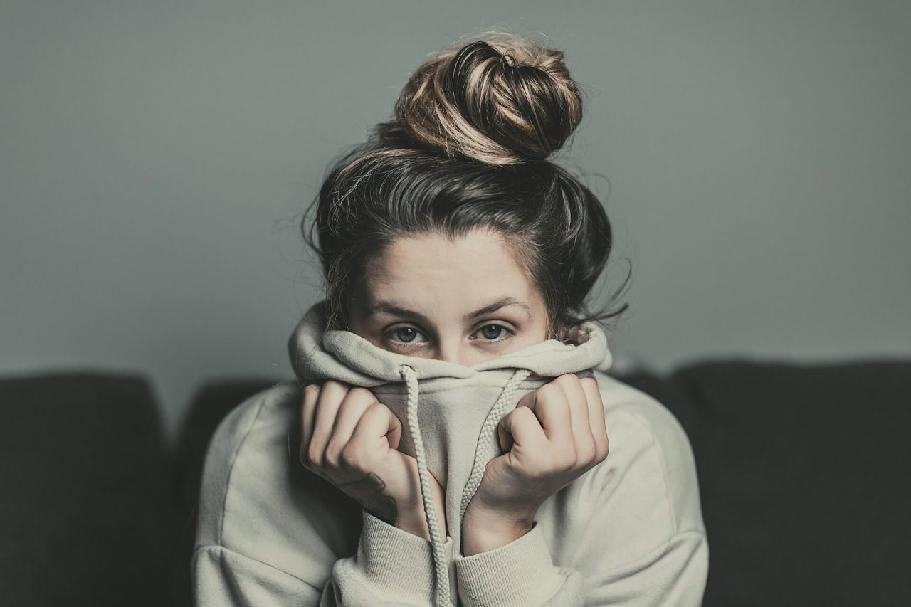 Žena probuzená v noci. Noční dušnost a nekvalitní spánek při spánkové apnoi